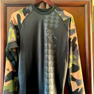 New without tags! Da Hui Hawaii by a group of surfers 🏄‍♂️ Camouflage Pullover!
